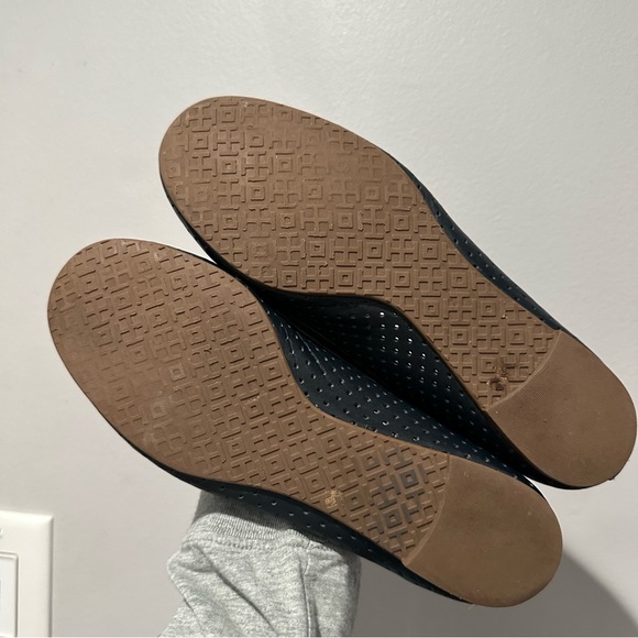 Tory Burch Reva Perforated Navy Flats Size 5.5 - Picture 12 of 13